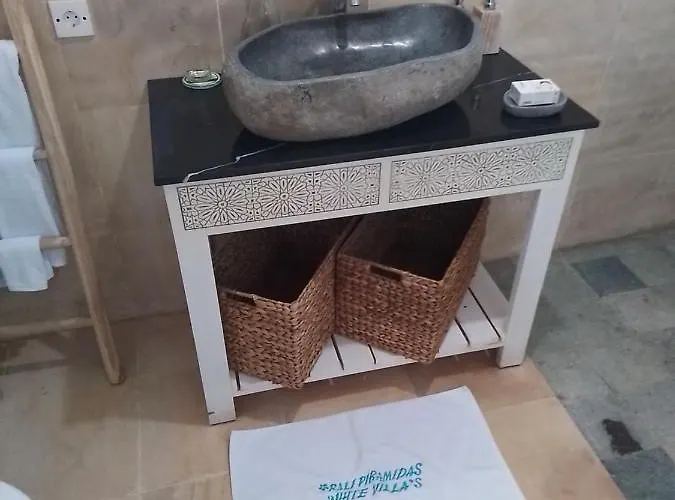 بيت ضيافة Piramida's White Villa's Bali تْشانغو